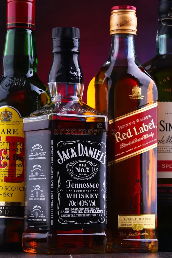 botellas de varias marcas globales del whisky 131893725