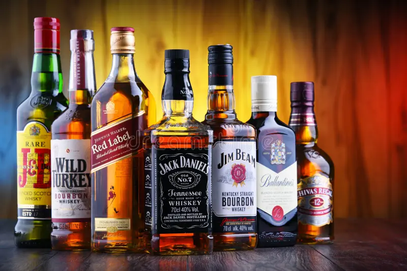 botellas de varias marcas globales whisky poznan polonia julio el licor más popular del mundo 155896982